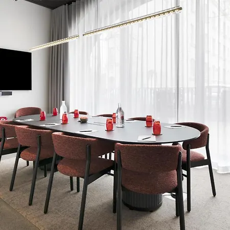 Готель Radisson Red 4*